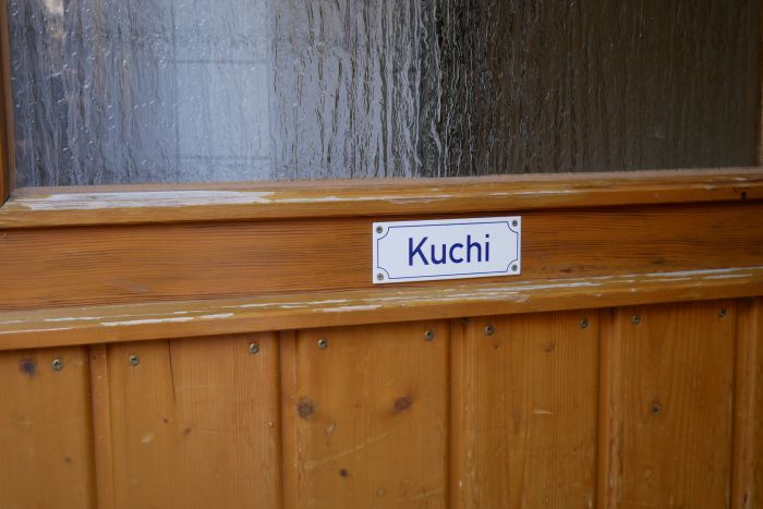 Ein Schild mit dem Badischen Namen -Kuchi-